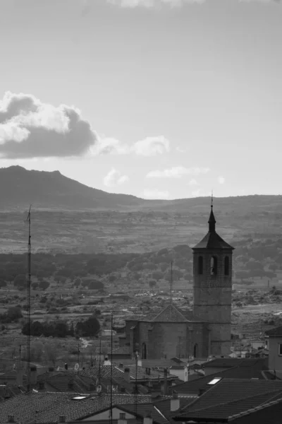 Saint James çan kulesi ve Avila 'nın güney köşesi manzarası