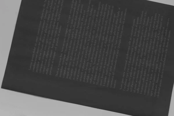 Lorem Ipsum metni gri bir A4 kağıdı üzerine