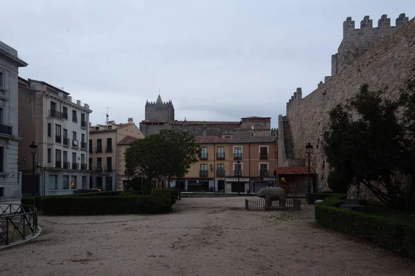Adolfo Suarez Meydanı, Avila surlarının manzarası ve Katedral 'in çan kulesi.