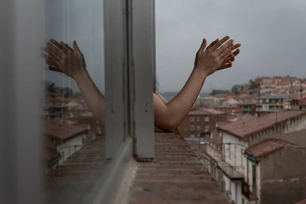 Balkondan sağlık personelini alkışlayın.