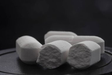 Bir grup ağrı kesici mono-doz hapları. Yakın çekim..