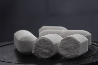 Bir grup ağrı kesici mono-doz hapları. Yakın çekim..