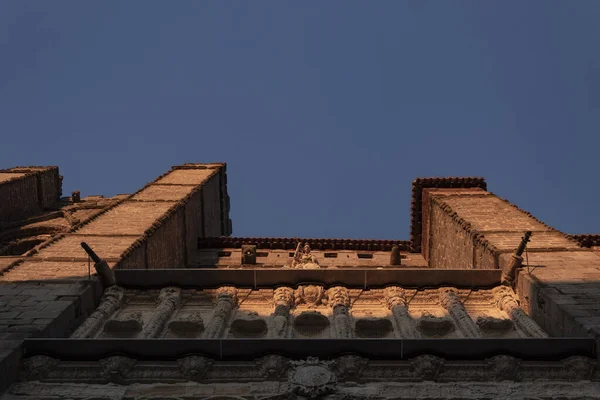 Avilas Katedrali 'nin ana kapısı.)