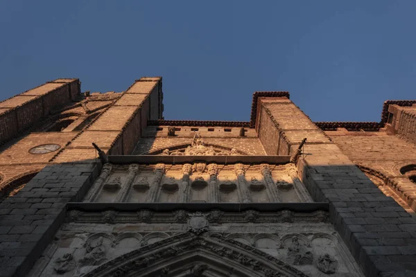 Avilas Katedrali 'nin ana kapısı.)