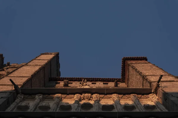 Avilas Katedrali 'nin ana kapısı.)