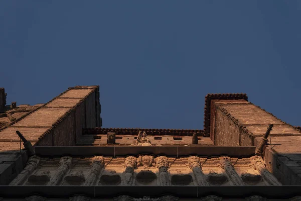 Avilas Katedrali 'nin ana kapısı.)