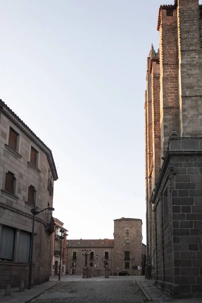 Altın saatinde Avila Katedrali 'nin çan kulesi