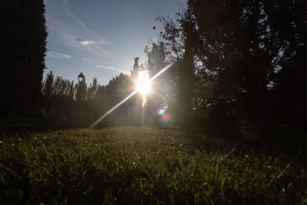 Güneş şehir parkında saklanmaya başlıyor.