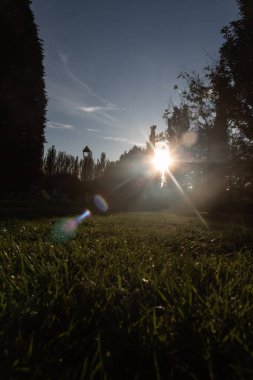 Güneş şehir parkında saklanmaya başlıyor.
