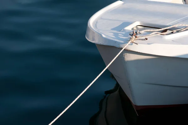 Karanlık sulardaki küçük tekne rıhtıma bağlı.