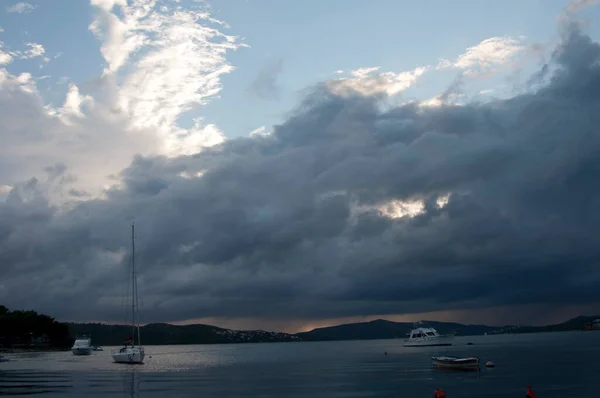 Akdeniz 'de fırtınalı bir körfezde yattı