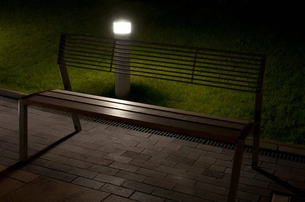 Gece boyunca Macaristan, Siofok 'ta kaldırımda bir bank manzarası