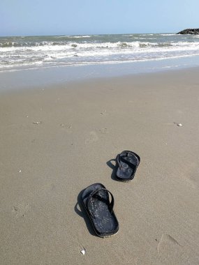 Sahilde siyah sandalet