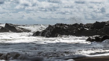 Axim Gana 'da bir Afrika plajında Black Cliffs ile gün batımı