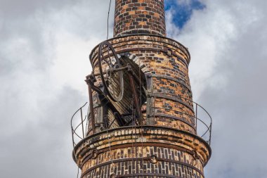 Fabrikadaki tuğlalardan yapılmış bacalar. Forsbacka Bruk, İsveç 'in Jernriket şehrinde yer almaktadır..
