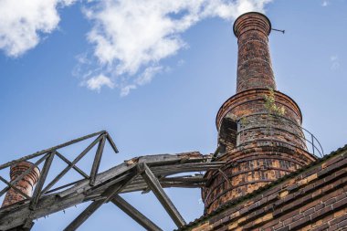 Forsbacka İsveç 'teki fabrikadan bacalar. Demir Gstrikland için önemliydi ve hala da önemli. Demir en az 2000 yıldır burada üretiliyor.