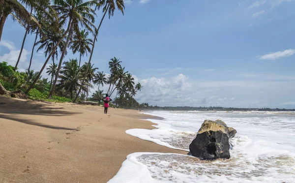 Africa Ghana Donna Piedi Sulla Spiaggia Tronco Legno Segato Bordo — Foto Stock