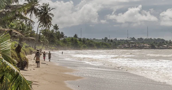 Pescadores Caminham Costa Dourada Africana Onde Mar Colorido Pela Areia — Fotografia de Stock