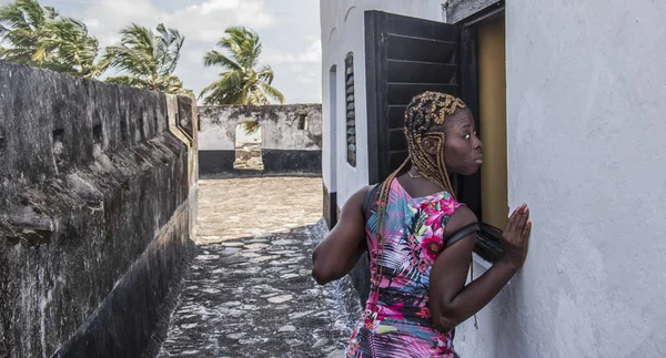 Ghanaische Afrikanerin Blickt Aus Dem Fenster Von Fort Saint Anthony — Stockfoto