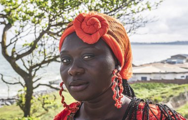 Gana 'lı Afrikalı bir kadın Takoradi Gana Batı Afrika' da avantajlı bir noktada duruyor.