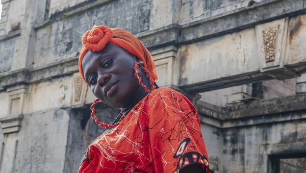 Afrikanerin Posiert Alter Stelle Aus Der Kolonialzeit Sekondi Takoradi Ghana — Stockfoto