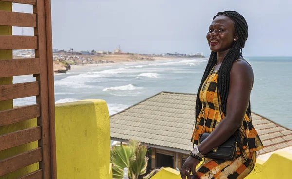 Afrikanerin Aus Ghana Freut Sich Eingang Eines Restaurants Meer Accra — Stockfoto