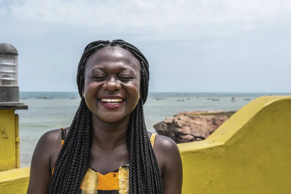 ガーナ出身の幸せなアフリカの女性がアクラ市の海岸に立っています — ストック写真