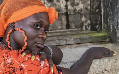 Turuncu başlıklı Gana 'lı Afrikalı kadın.