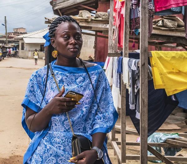 Frau Aus Ghana Blauem Kleid Steht Auf Einer Straße Einem — Stockfoto