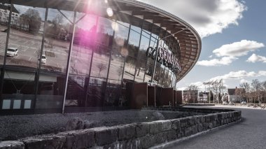Hiçbir faaliyeti olmayan boş bir arena ve korona salgını sırasında kapanan boş bir alan. Fotoğraf Sandviken Gransson Arena İsveç 2020 Nisan.