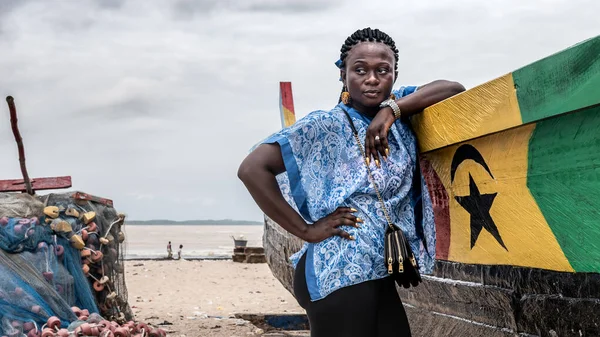 青いドレスを着たガーナ出身のアフリカ人女性が釣り場のそばに立っています — ストック写真