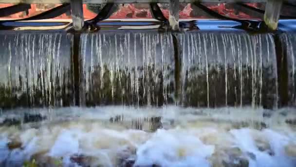 Протекание Воды Старой Мельницы Вода Течет Участкам Вниз Небольшой Реке — стоковое видео