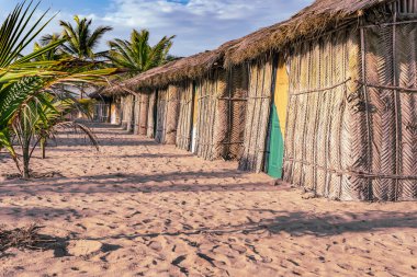 Gana Batı Afrika 'nın volta bölgesinde bulunan Ada Foah sahilinde doğal malzemeler ve palmiye ağaçlarından kulübeler inşa edildi.
