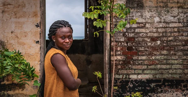 Eine Ghanaerin Steht Vor Der Tür Eines Abgerissenen Gebäudes Der — Stockfoto