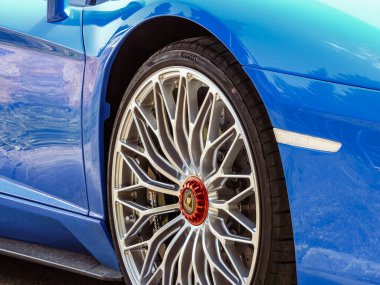LAMBORGHINI, güzel mavi boyalı ve pirelli lastikli. İsveç 'teki hagsta tavernasında park etmiş. 15 Temmuz 2018