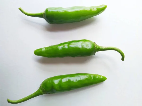 Groene Hete Chili Pepers Geïsoleerd Witte Grijze Achtergrond Bovenaanzicht — Stockfoto