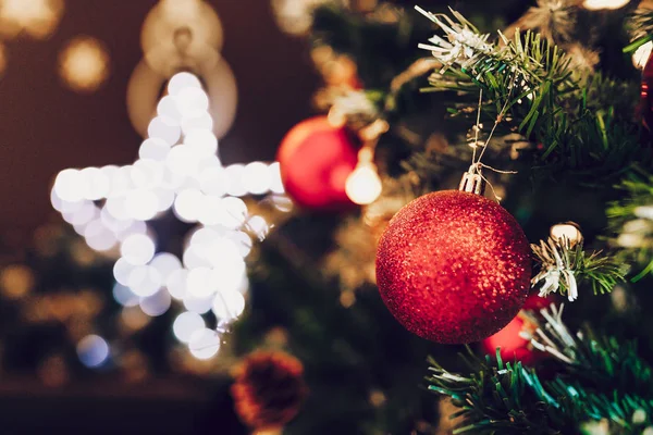 Beyaz arka planda beyaz hediye kutularıyla Noel kompozisyonu, kırmızı kurdeleli, köknar dallı, oyuncaklı, tebrik etmek için kopyalama alanı