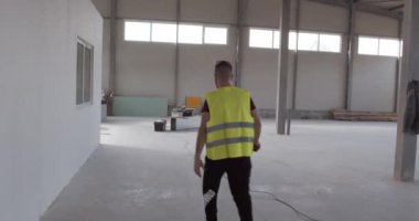 Bir inşaat işçisi, şantiyeye giderken arkadan çekilmiş..
