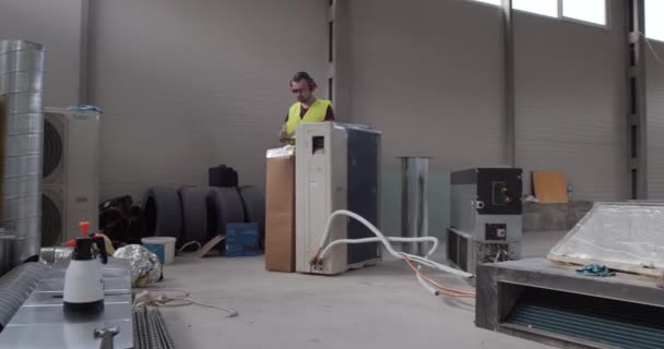 Byggnadsarbetare Kontrollerar Ett Avloppsrör Verktygen Och Utrustningen Ses Över — Stockvideo