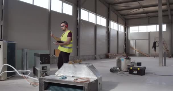 Ouvrier Construction Vérifie Tuyau Égout Les Outils Équipement Sont Examinés — Video