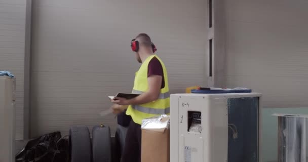 Een Man Een Arbeider Bouwplaats Inventarisatie Van Bouwmaterialen Techniek Gebeurt — Stockvideo