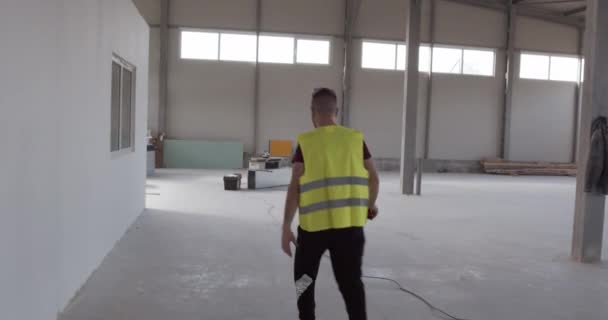 Trabalhador Construção Civil Filmado Por Trás Enquanto Ele Vai Para — Vídeo de Stock