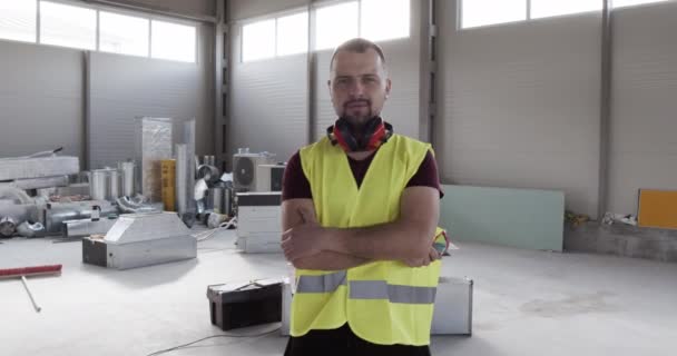 Un ouvrier de la construction, ingénieur, architecte qui regarde droit vers la caméra . 
