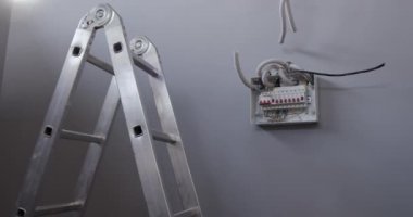 Tamir, teftiş ve kontrol gerektiren bir merdiven ve bir kutu elektrik. Güvenlik tekniği.