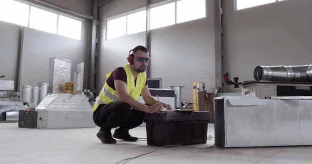 l'ingénieur note dans le carnet et vérifie la qualité des travaux effectués par ses subordonnés .