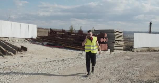 Ein Mann Ein Bauarbeiter Ein Ingenieur Der Die Baustelle Betritt — Stockvideo