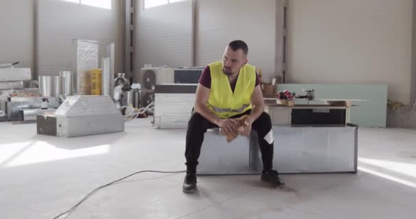 Homme Engagé Dans Construction Veut Faire Une Pause Faire Une — Video