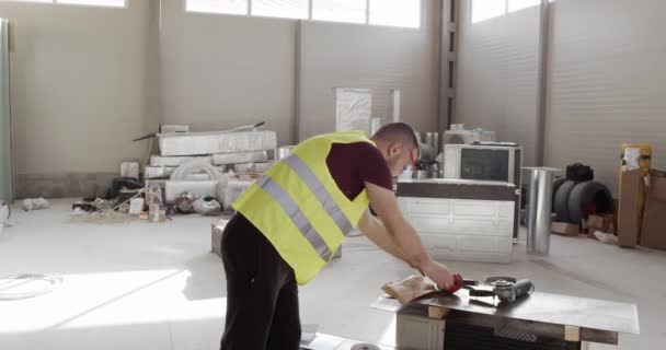 Un homme, engagé dans la construction, veut faire une pause et faire une sieste. Mangez un sandwich savoureux et soyez heureux .