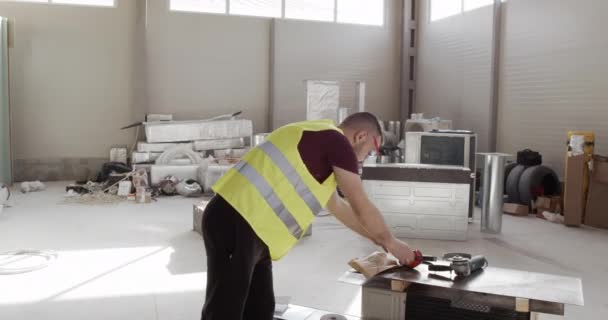 Человек Занимающийся Строительством Хочет Отдохнуть Вздремнуть Съешь Вкусный Сэндвич Будь — стоковое видео
