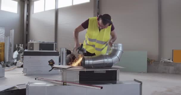 Travailleur Construction Coupe Métal Avec Une Meuleuse Angulaire — Video